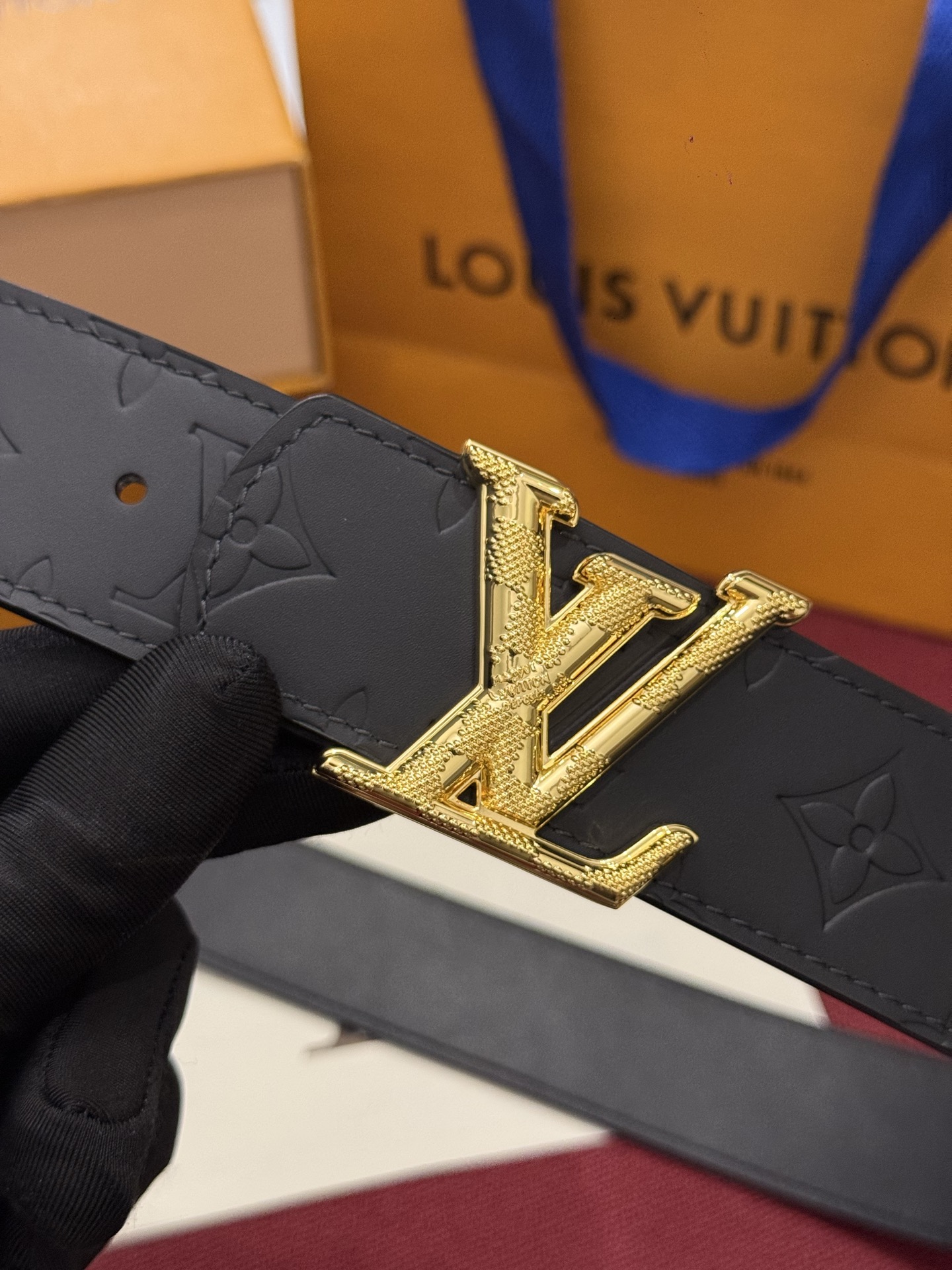 LV Dimension Drift 双面腰带以路易威登的经典素挥洒街头型格 Monogram 图案一面更显前卫锋芒 光滑皮革一面释放儒雅气息 精工雕琢的搭扣别出心裁 