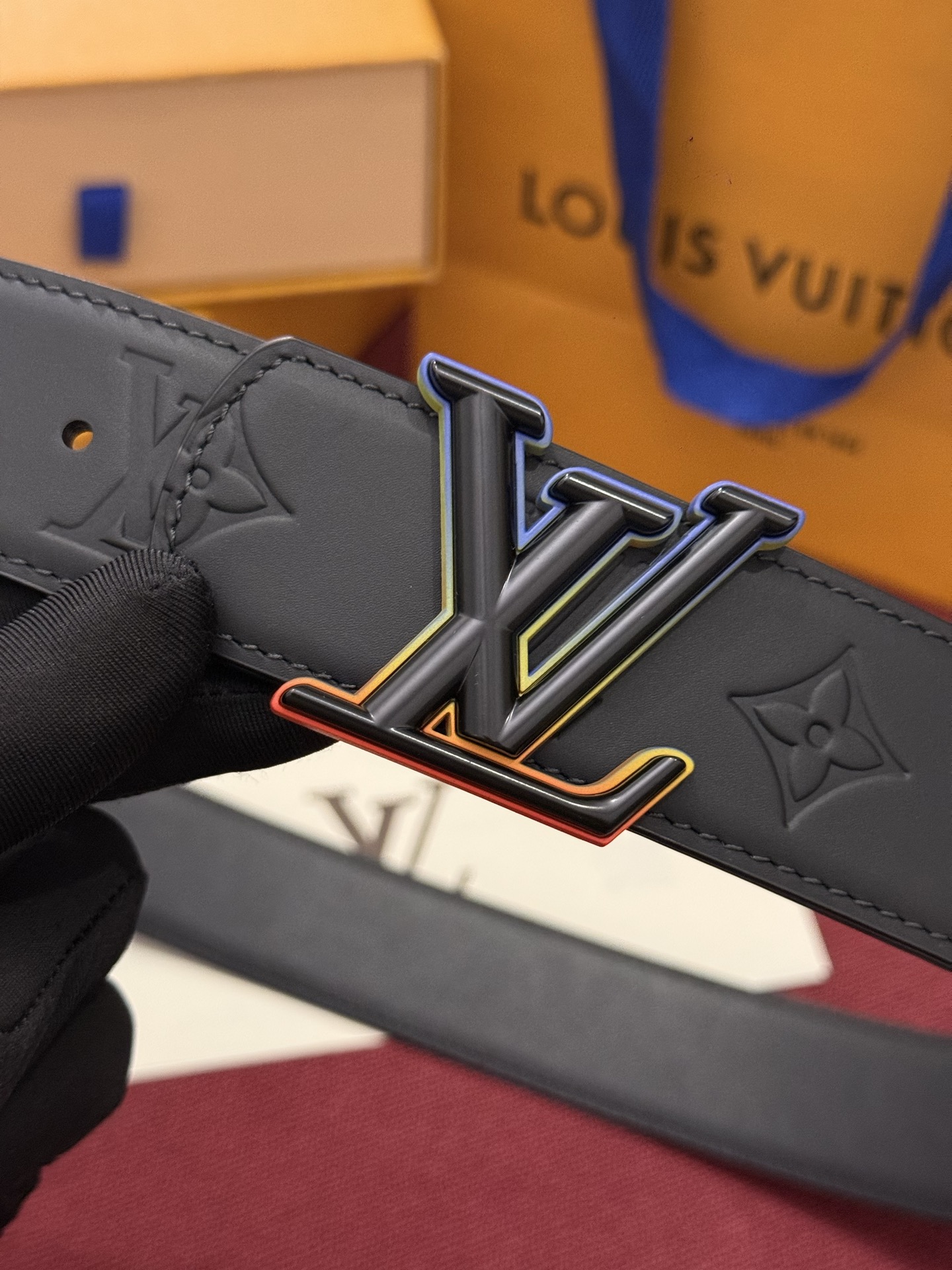 LV Dimension Drift 双面腰带以路易威登的经典素挥洒街头型格 Monogram 图案一面更显前卫锋芒 光滑皮革一面释放儒雅气息 精工雕琢的搭扣别出心裁 