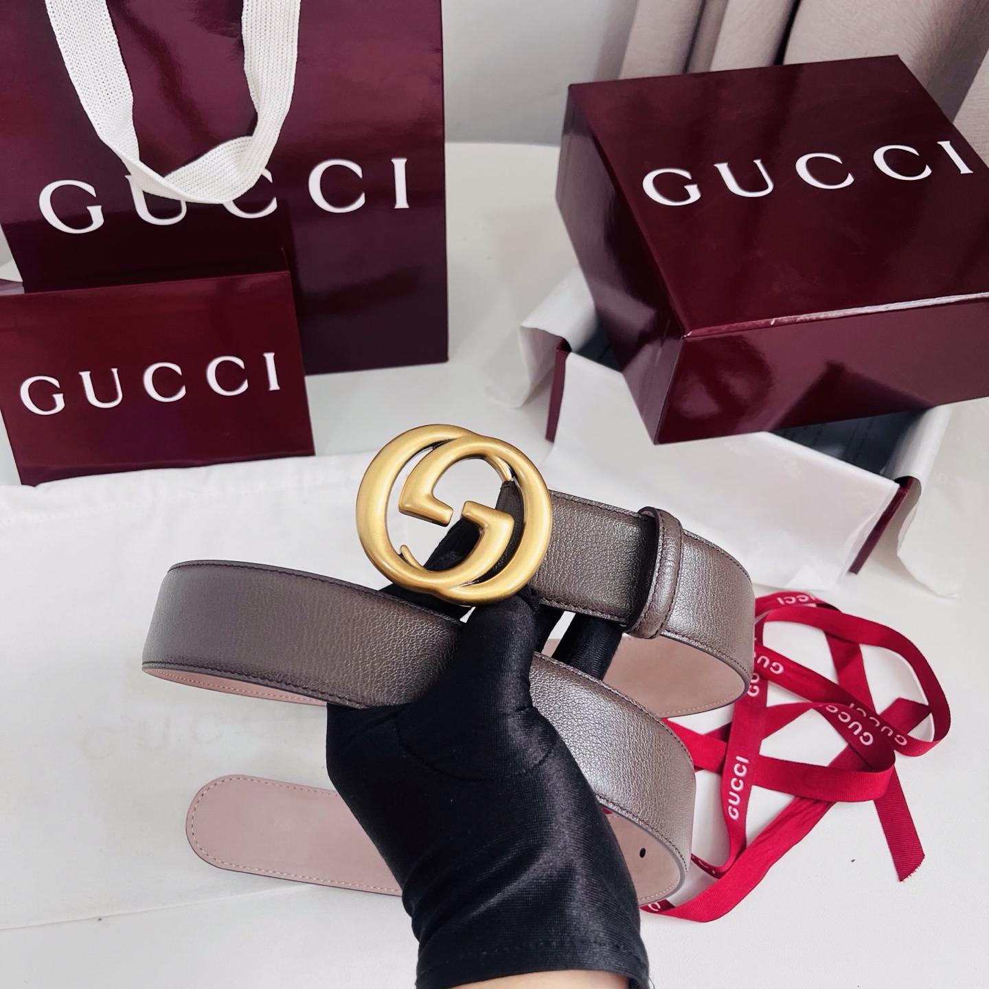新款 Generation Gucci深入探究了品牌的档案编码 并将不同世代的设计素融合为一体 形成一种独特的美学叙事 女式腰带重新诠释了该品牌标志性的图案之一——双 G 搭扣 采用简洁 平直的轮廓设计 4.0cm