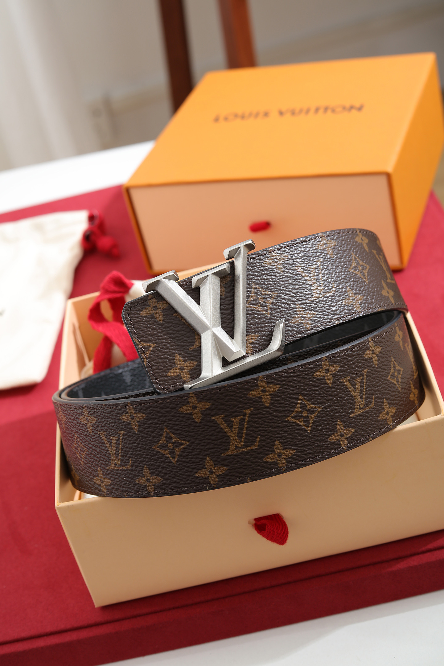 LV.路易威登  宽度 40mm宽度 正品一体铸造五金钢扣 原厂皮料 双面原厂定制进口面料 可送礼自用不错选择
