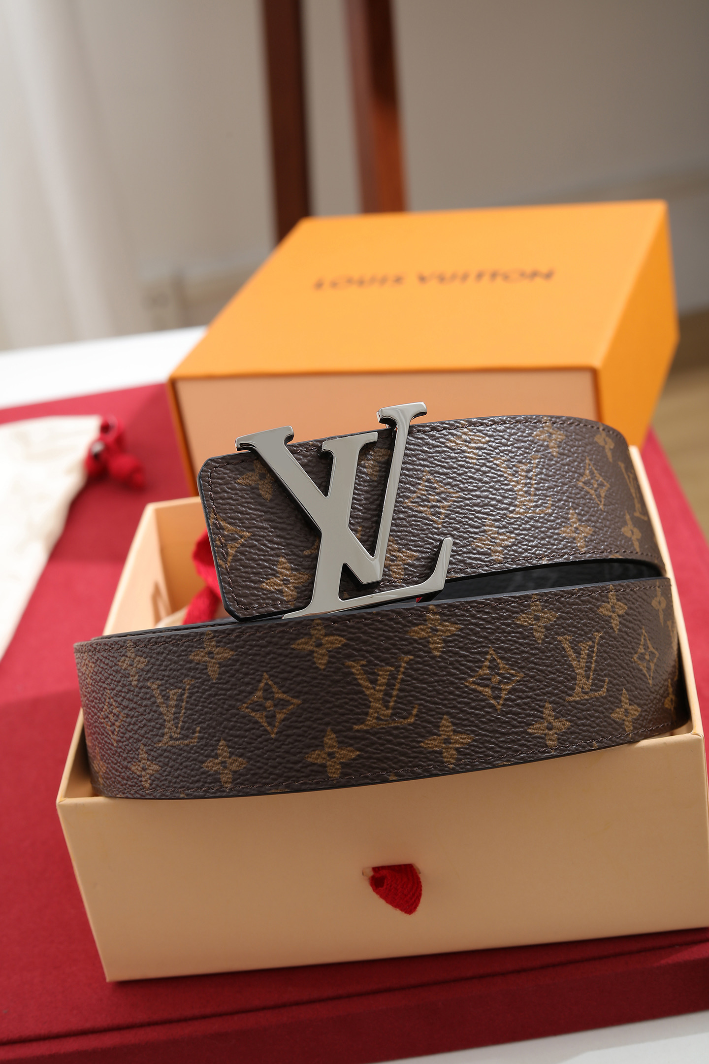 LV.路易威登  宽度 40mm宽度 正品一体铸造五金钢扣 原厂皮料 双面原厂定制进口面料 可送礼自用不错选择