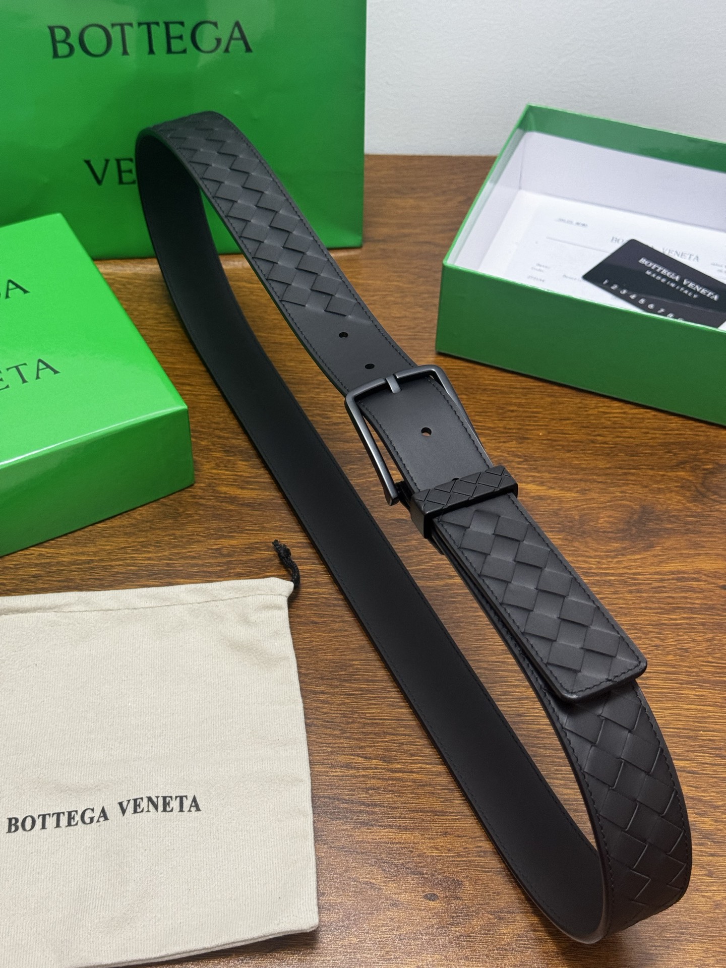 BOTTEGA VENETA 3.5cm 黑色Intrecciato Piccolo编织牛皮革腰带 手工编织新款牛皮经典之作 金属搭扣和Intreccio编织镌刻圆环 每个细节都体现出至高的品味和格调 整体造型增添优雅韵味 低调奢华的典范 优雅迷人气息且精致的手工艺制作 