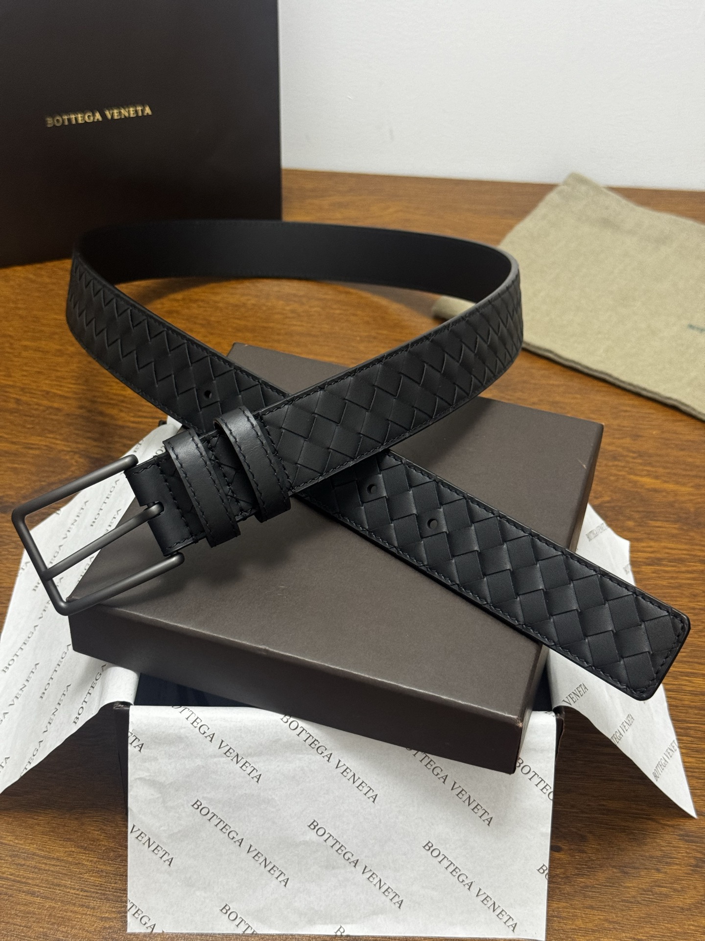 BOTTEGA VENETA 3.5cm 黑小牛皮皮革手工编织 手工编织新款牛皮经典之作 每个细节都体现出至高的品味和格调 整体造型增添优雅韵味 低调奢华的典范 优雅迷人气息且精致的手工艺制作 