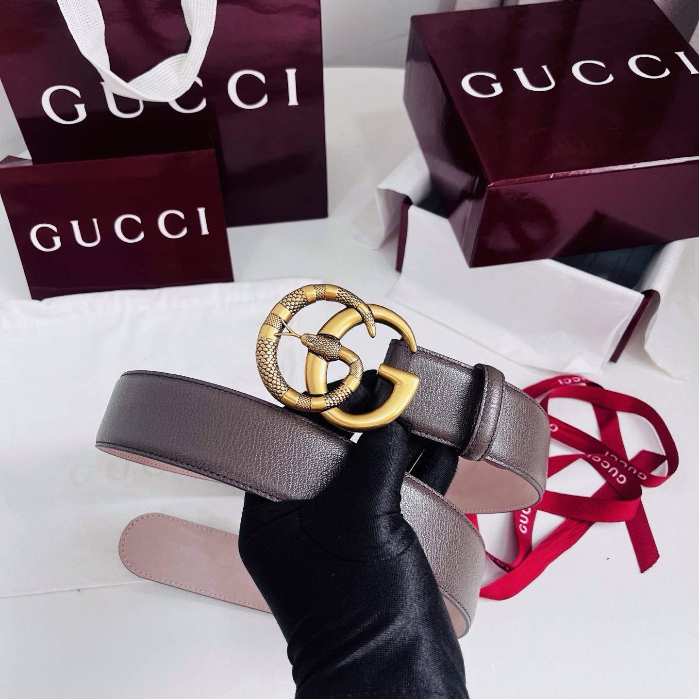 新款 Generation Gucci深入探究了品牌的档案编码 并将不同世代的设计素融合为一体 形成一种独特的美学叙事 女式腰带重新诠释了该品牌标志性的图案之一——双 G 搭扣 采用简洁 平直的轮廓设计 4.0cm