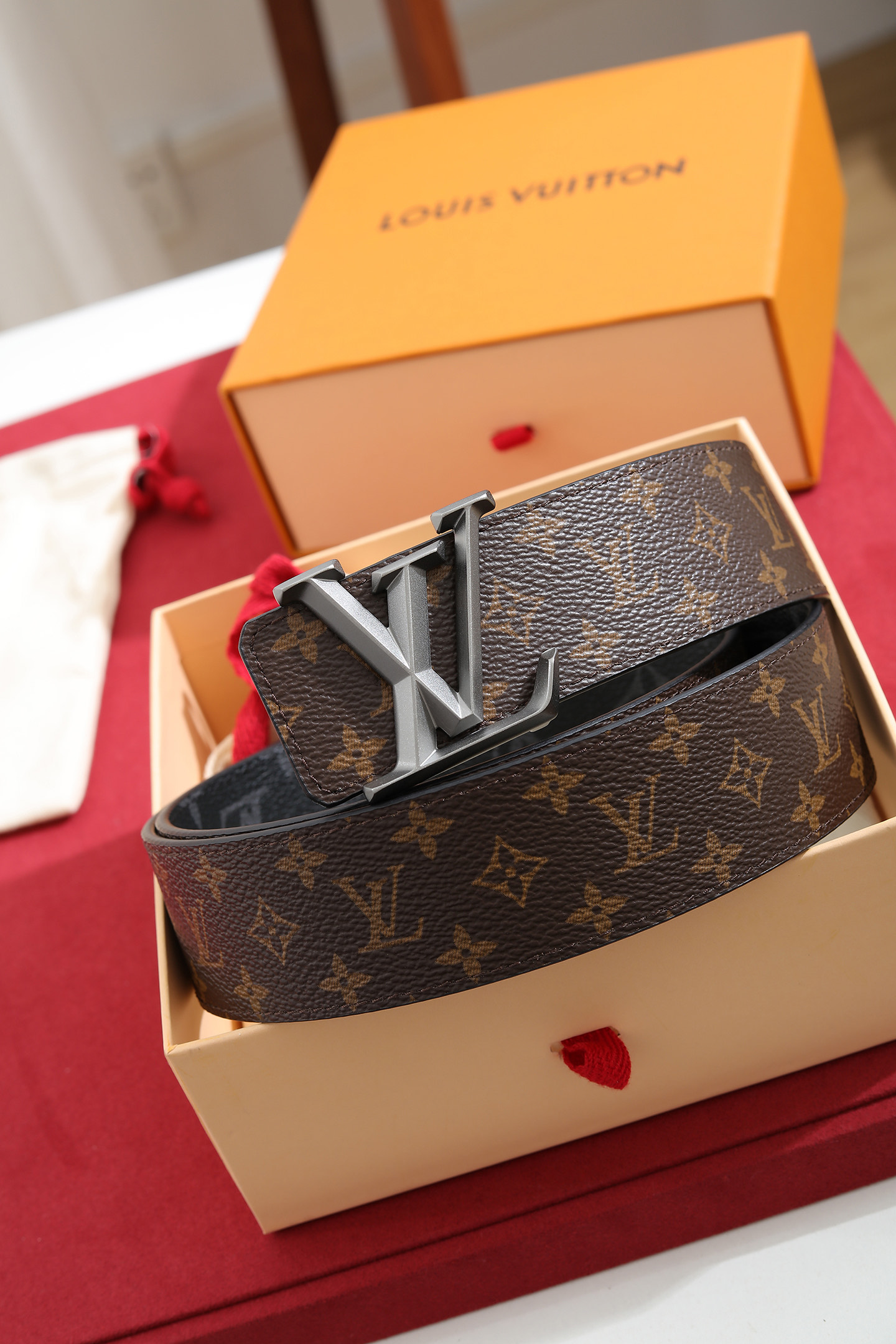 LV.路易威登  宽度 40mm宽度 正品一体铸造五金钢扣 原厂皮料 双面原厂定制进口面料 可送礼自用不错选择