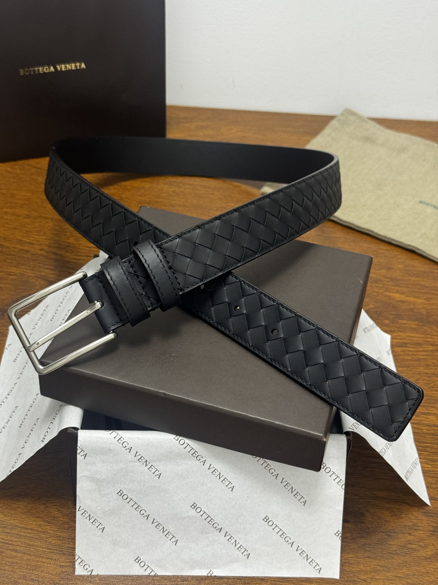 BOTTEGA VENETA 3.5cm 黑小牛皮皮革手工编织 手工编织新款牛皮经典之作 每个细节都体现出至高的品味和格调 整体造型增添优雅韵味 低调奢华的典范 优雅迷人气息且精致的手工艺制作 