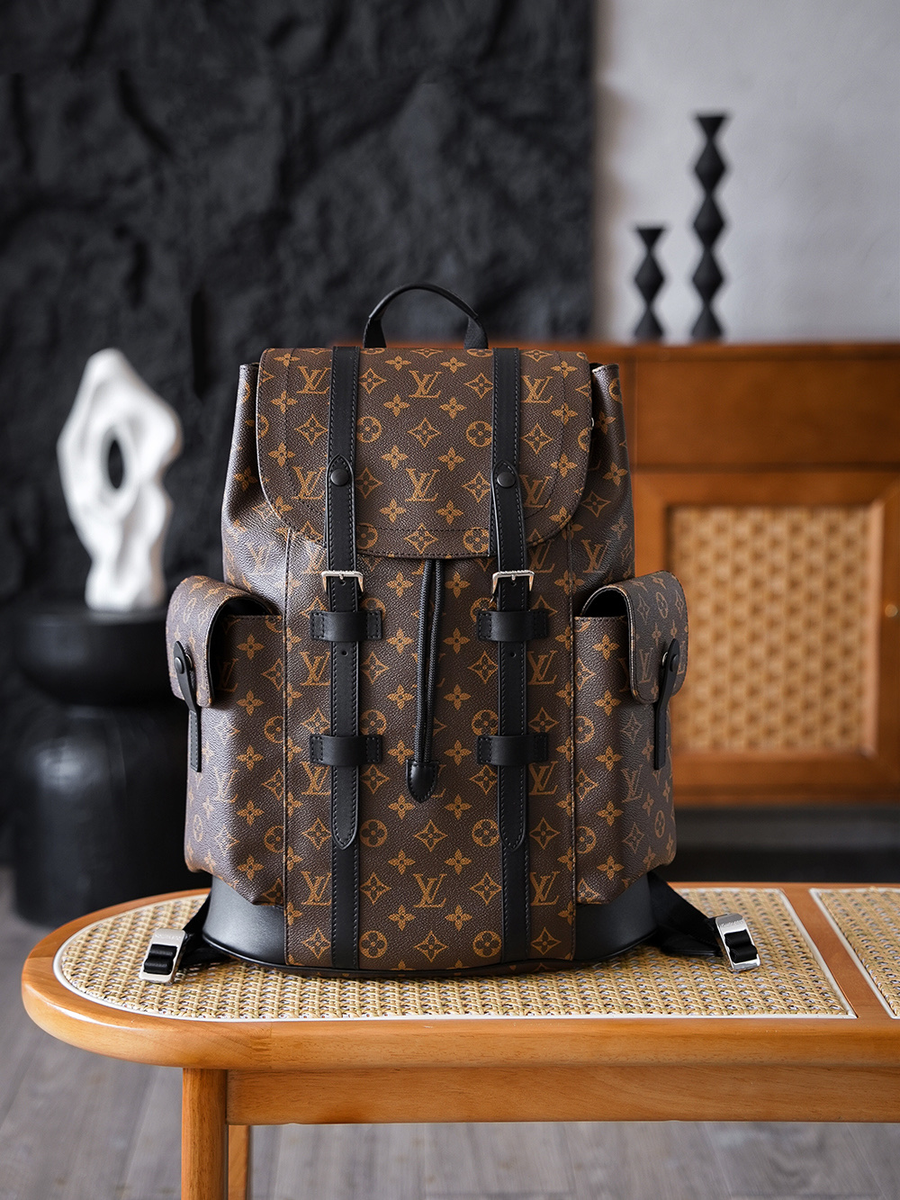  CHRISTOPHER中號雙肩包 M43735晶片碼可査詢 AS私品版當經典老花圖案邂逅實用的雙肩包設計 便成就了這款跨越時光的時尚單品 便憑藉獨特的紋理與濃郁的復古氣息 成為奢侈時尚界的常青符號 五金 厚镀24k全鋼尺寸 44*12.5*38cm