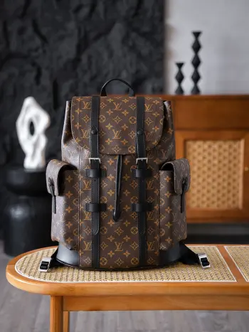  CHRISTOPHER中號雙肩包 M43735晶片碼可査詢 AS私品版當經典老花圖案邂逅實用的雙肩包設計 便成就了這款跨越時光的時尚單品 便憑藉獨特的紋理與濃郁的復古氣息 成為奢侈時尚界的常青符號 五金 厚镀24k全鋼尺寸 44*12.5*38cm