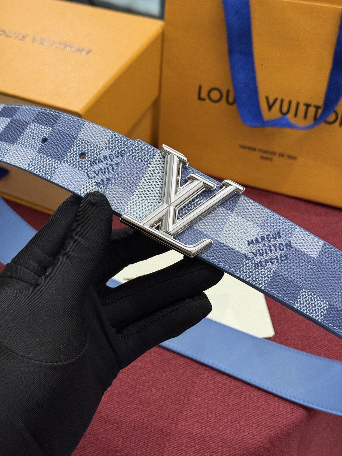 这款时尚前卫的 LV Initiales Damoflage 40mm 可翻转腰带重新注入了经典品牌素的现代气息 