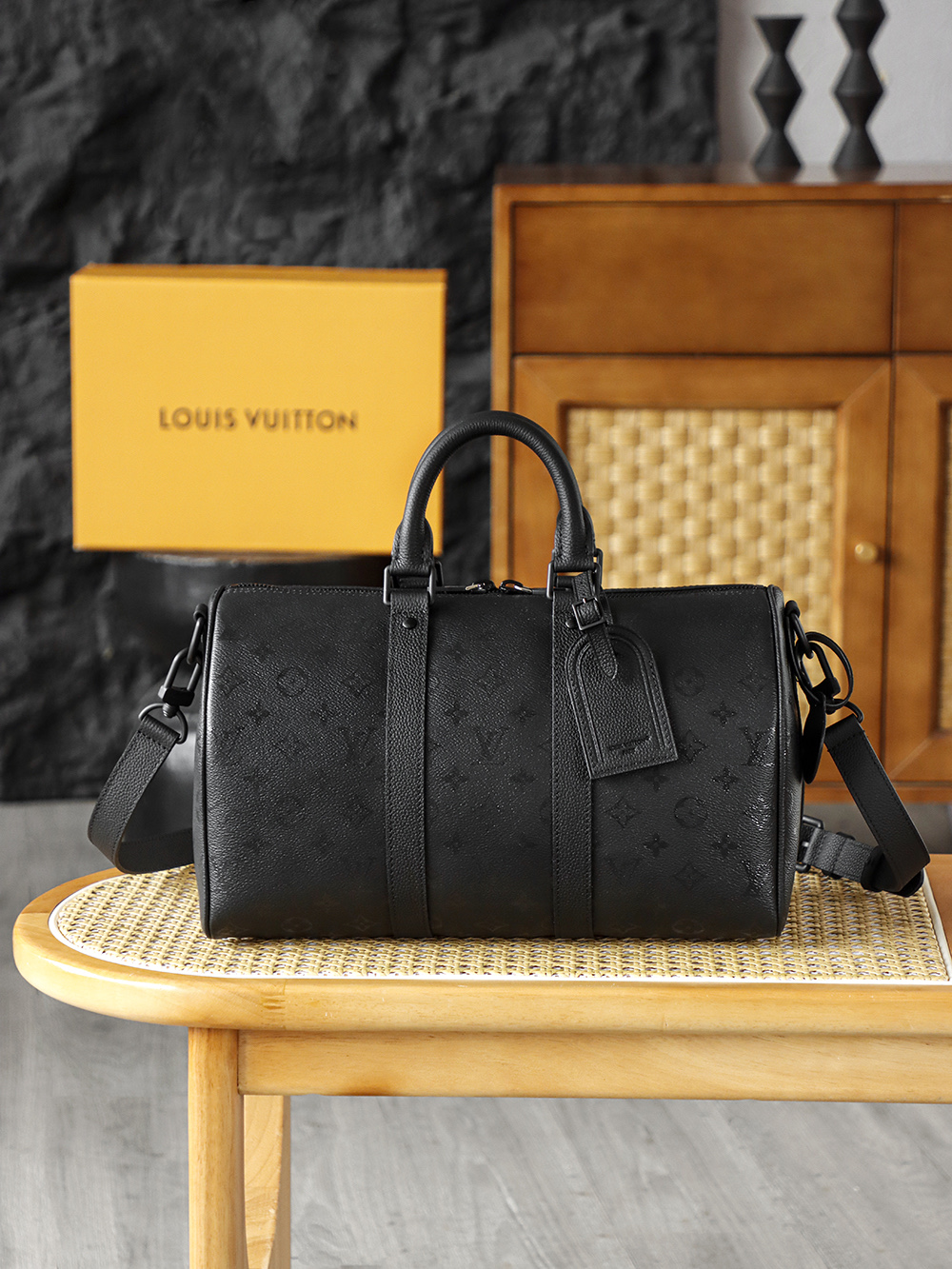  KEEPALL 35 手袋 M28370 晶片碼可査詢 AS渠道版 Keepall Bandouliere 35午夜黑是顏值與實用性雙線上的全能型男包 Monogram Midnight塗層帆布 遠看純啞光黑 近看隱現老花 黑武士氣質拉滿 低調不張揚 五金 厚鍍24k全鋼尺寸 21*16*34cm