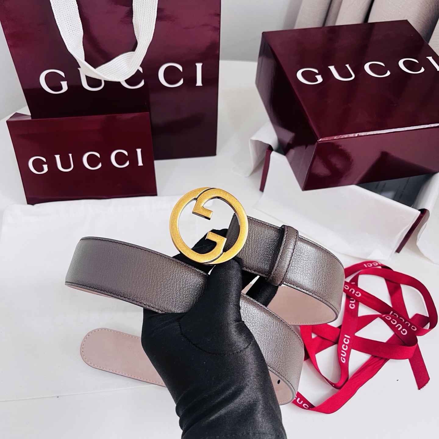 新款 Generation Gucci深入探究了品牌的档案编码 并将不同世代的设计素融合为一体 形成一种独特的美学叙事 女式腰带重新诠释了该品牌标志性的图案之一——双 G 搭扣 采用简洁 平直的轮廓设计 4.0cm