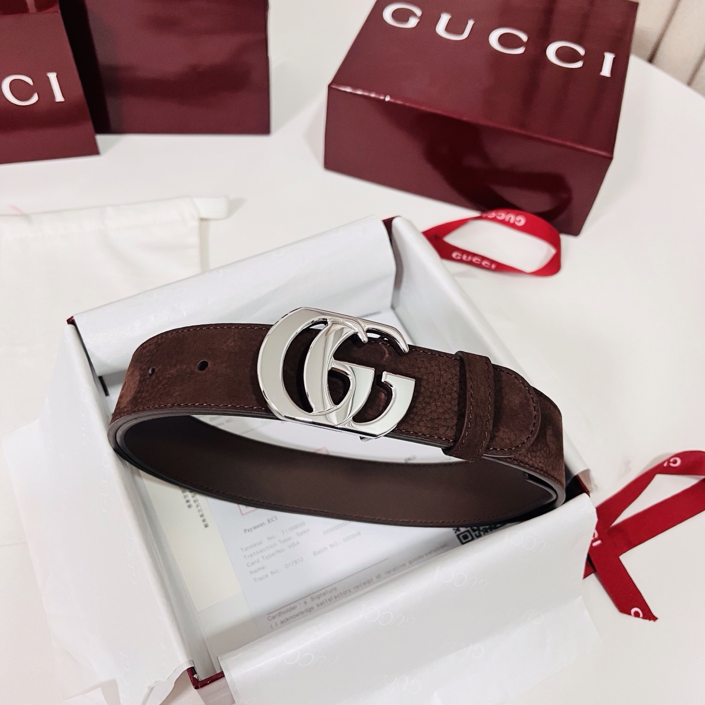 Generation Gucci古驰世代系列深入探索品牌的典藏素 将不同世代的设计融合为统一的美学叙事 男款腰带以简约平整的造型重新演绎品牌标志性图案之一——双G搭扣 