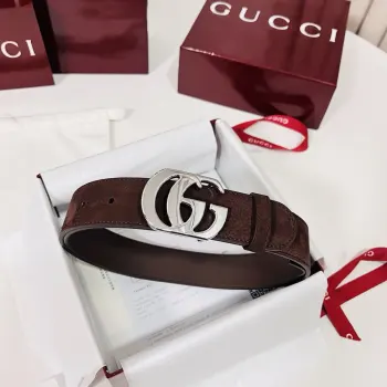 Generation Gucci古驰世代系列深入探索品牌的典藏素 将不同世代的设计融合为统一的美学叙事 男款腰带以简约平整的造型重新演绎品牌标志性图案之一——双G搭扣 