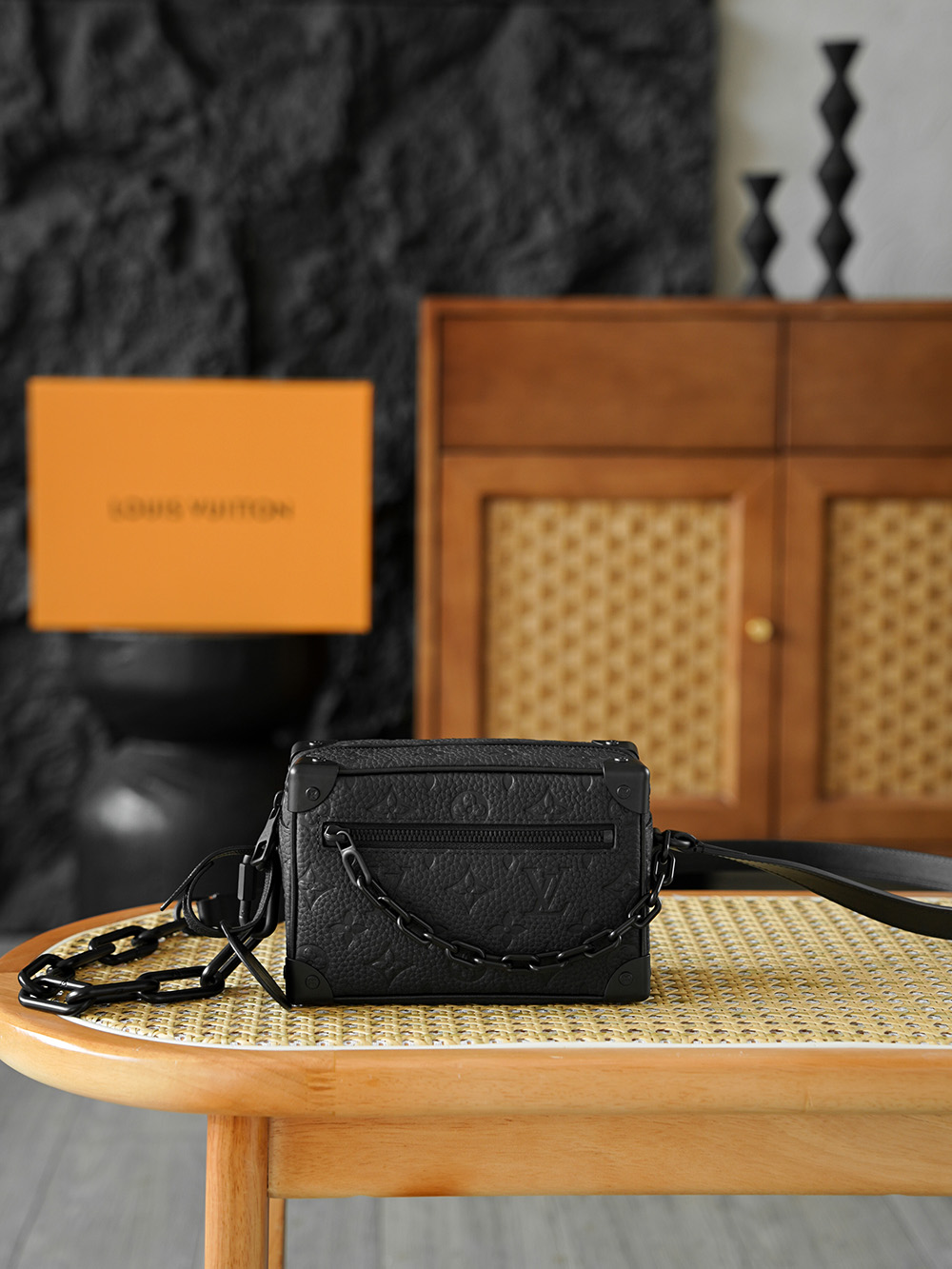 Mini Soft Trunk 链条包 M55702晶片碼可査詢 AS私品版Soft Trunk迷你手袋取材壓印Monogram圖案的Taurillon皮革 搭配鉚釘邊角和四方造型 承襲路易威登傳統硬箱設計之韻  一條啞光鏈條與拉鍊銜接 另一條巧妙融入肩帶 為精巧設計注入摩登魅力 五金 樹脂扣 厚镀24k全鋼尺寸 18.5*13*8cm