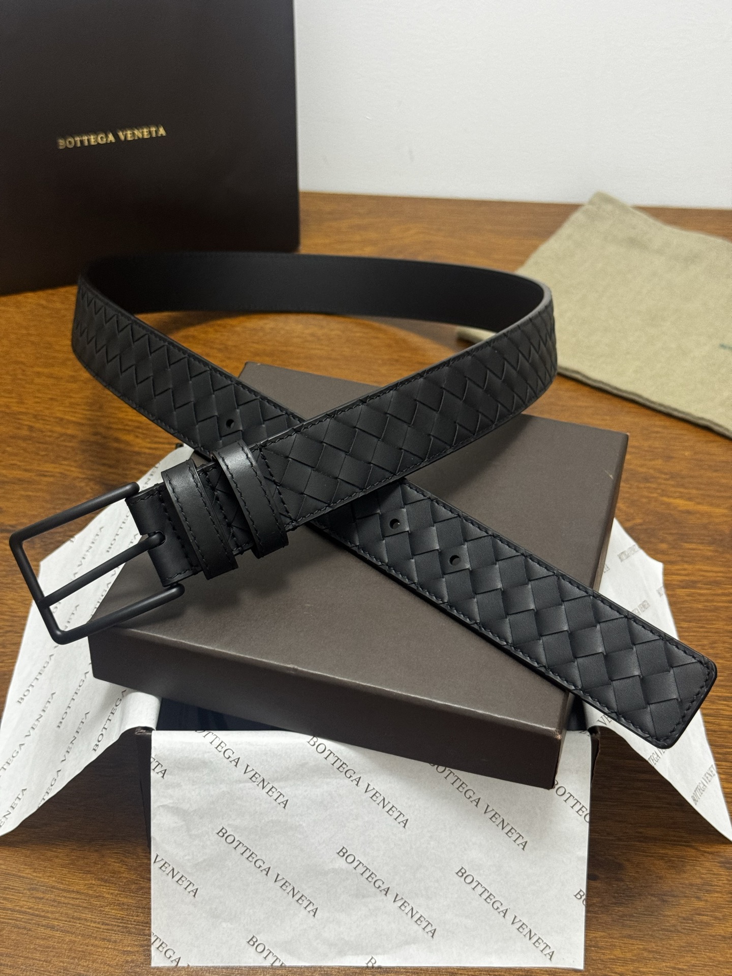 BOTTEGA VENETA 3.5cm 黑小牛皮皮革手工编织 手工编织新款牛皮经典之作 每个细节都体现出至高的品味和格调 整体造型增添优雅韵味 低调奢华的典范 优雅迷人气息且精致的手工艺制作 