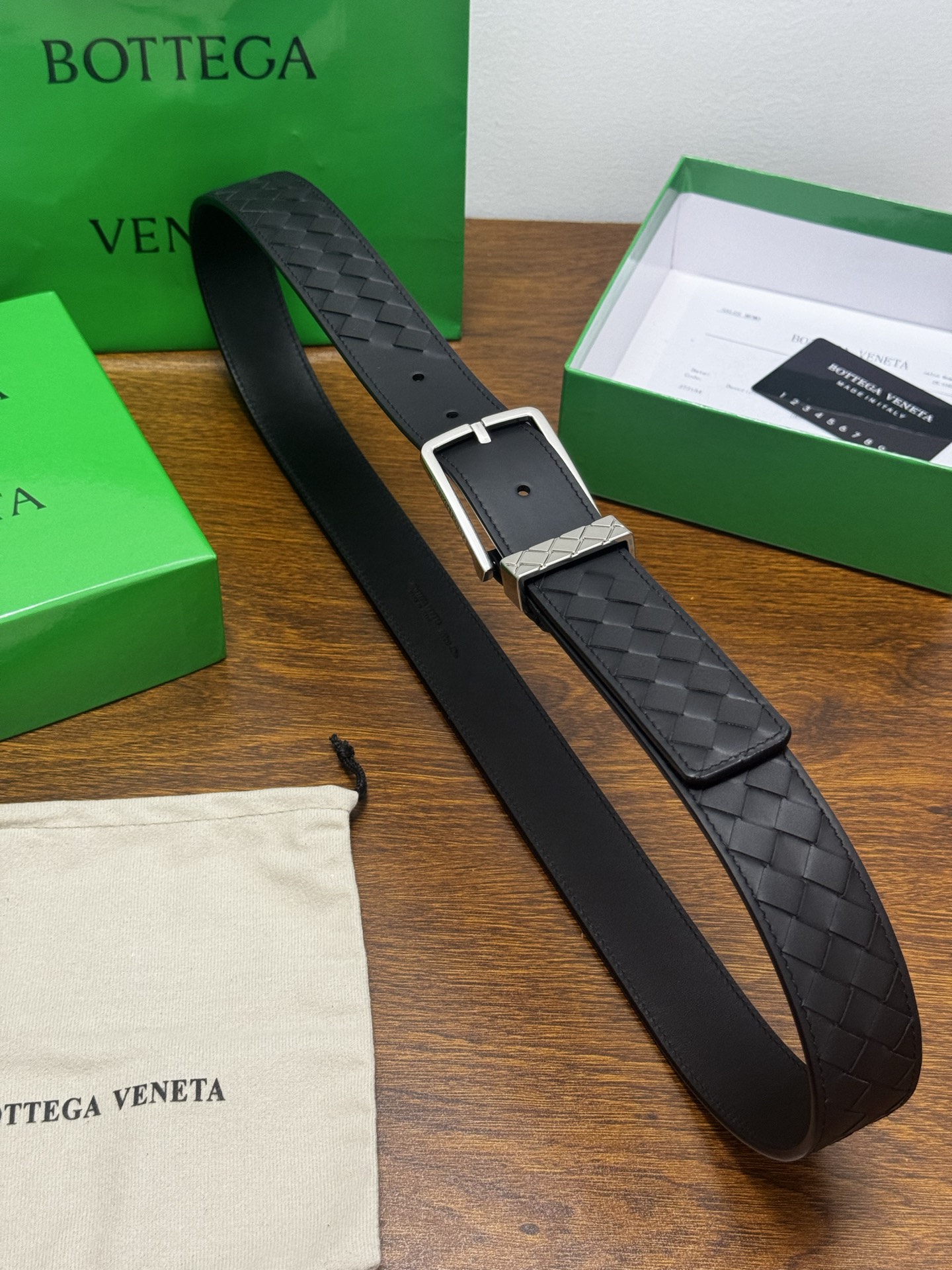 BOTTEGA VENETA 3.5cm 黑色Intrecciato Piccolo编织牛皮革腰带 手工编织新款牛皮经典之作 金属搭扣和Intreccio编织镌刻圆环 每个细节都体现出至高的品味和格调 整体造型增添优雅韵味 低调奢华的典范 优雅迷人气息且精致的手工艺制作 