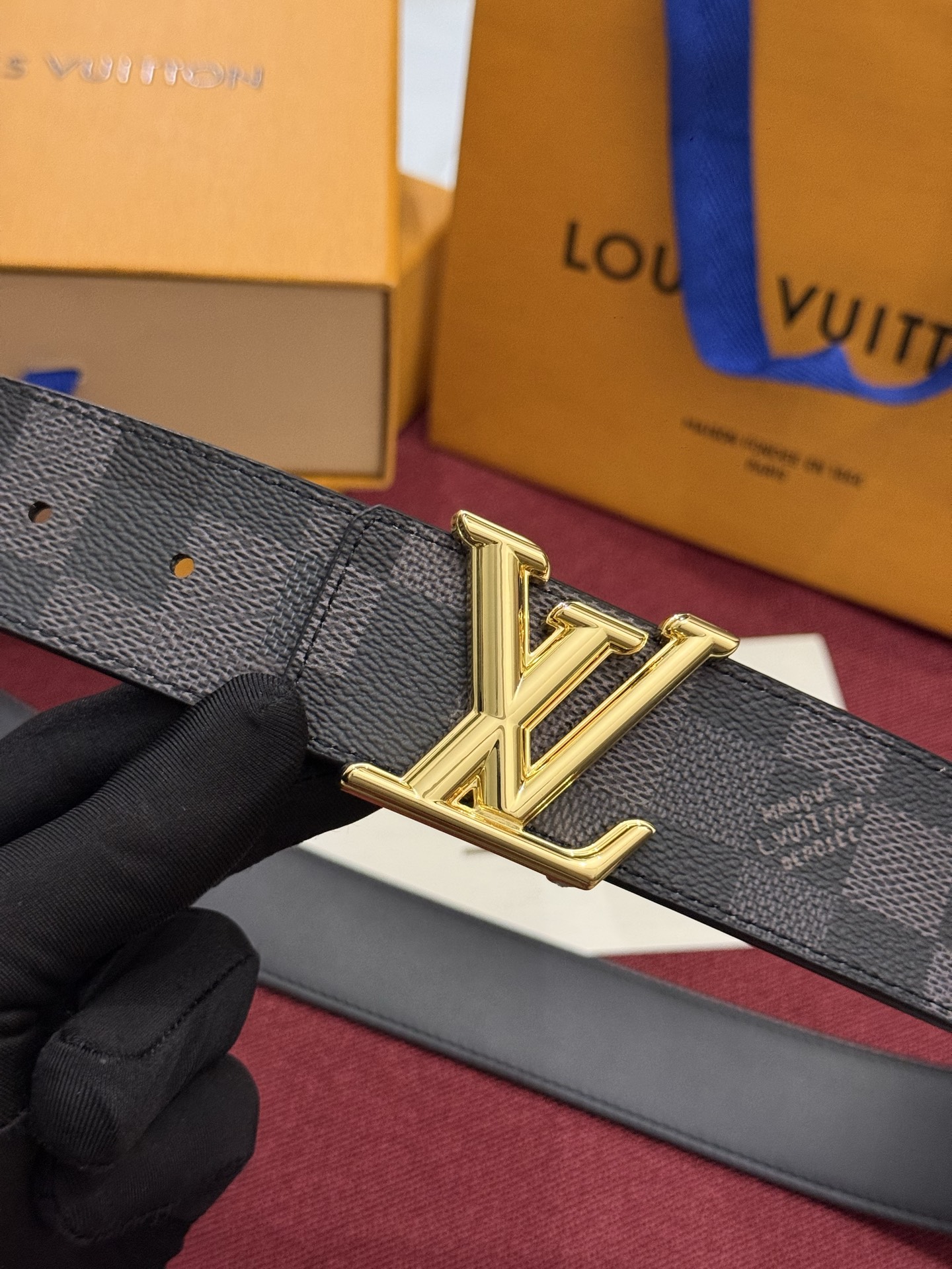 这款时尚前卫的 LV Initiales Damoflage 40mm 可翻转腰带重新注入了经典品牌素的现代气息 