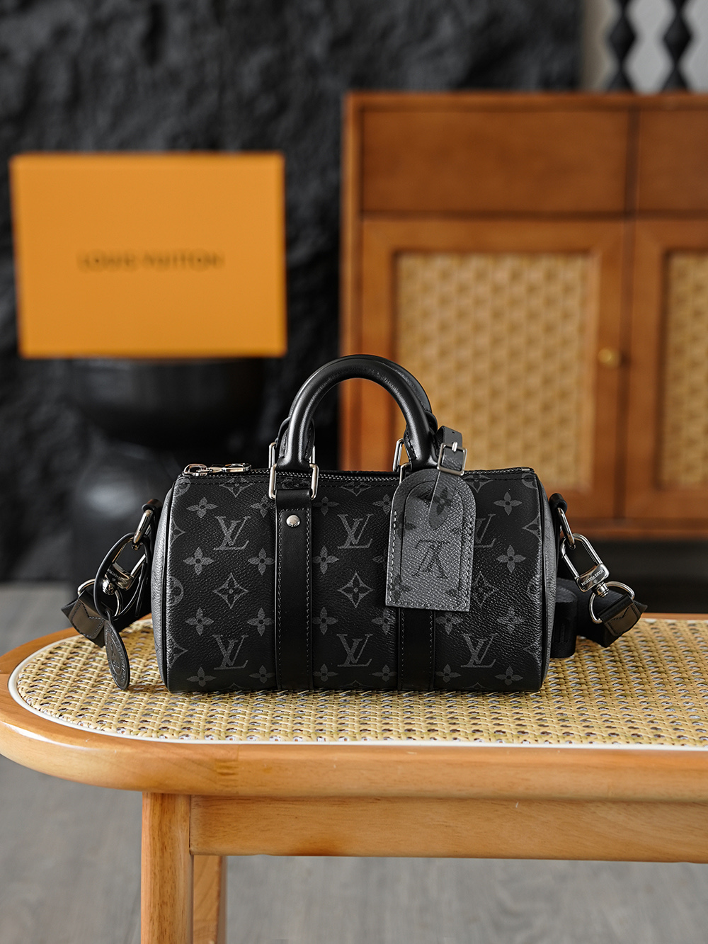  Keepall 25 手袋 M46271晶片碼可査詢 AS私品版Keepall 25颜值天花板 自帶復古又高級的視覺張力 25cm黃金尺寸勾勒出圓潤飽滿的桶形輪廓 線條流暢不臃腫 自然垂墜出慵懶隨性的弧度 既保留了旅行袋的鬆弛感 又不失精緻小巧的通勤質感 五金 厚镀24k全鋼尺寸 15*11*25cm