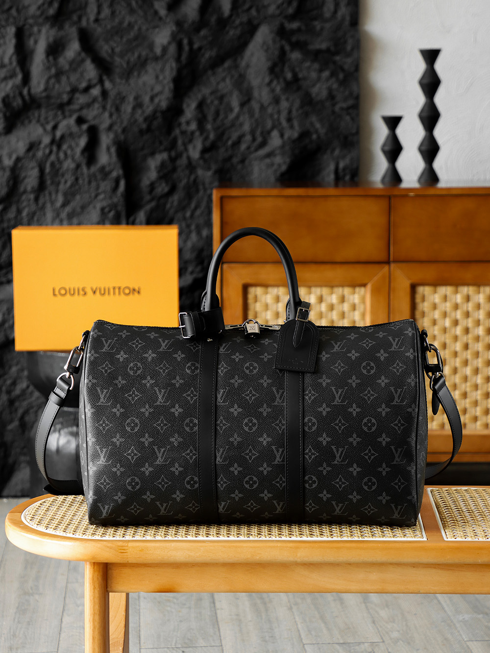 KEEPALL 45 旅行袋 M40569晶片碼可査詢 AS渠道版Keepall 45旅行袋 由全新標誌性的Monogram Eclipse帆布裁製而成 自1930年以來 Keepall系列包袋陪伴著一代又一代的旅行者遊歷四方 此款新版旅行袋配有多個提握舒適的皮革手柄 一條適用於閒適斜挎的包帶以及一個閃亮的掛鎖 是短途旅行的伴侶 五金 厚镀24k全鋼尺寸 27*20*45cm