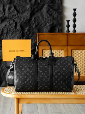 KEEPALL 45 旅行袋 M40569晶片碼可査詢 AS渠道版Keepall 45旅行袋 由全新標誌性的Monogram Eclipse帆布裁製而成 自1930年以來 Keepall系列包袋陪伴著一代又一代的旅行者遊歷四方 此款新版旅行袋配有多個提握舒適的皮革手柄 一條適用於閒適斜挎的包帶以及一個閃亮的掛鎖 是短途旅行的伴侶 五金 厚镀24k全鋼尺寸 27*20*45cm
