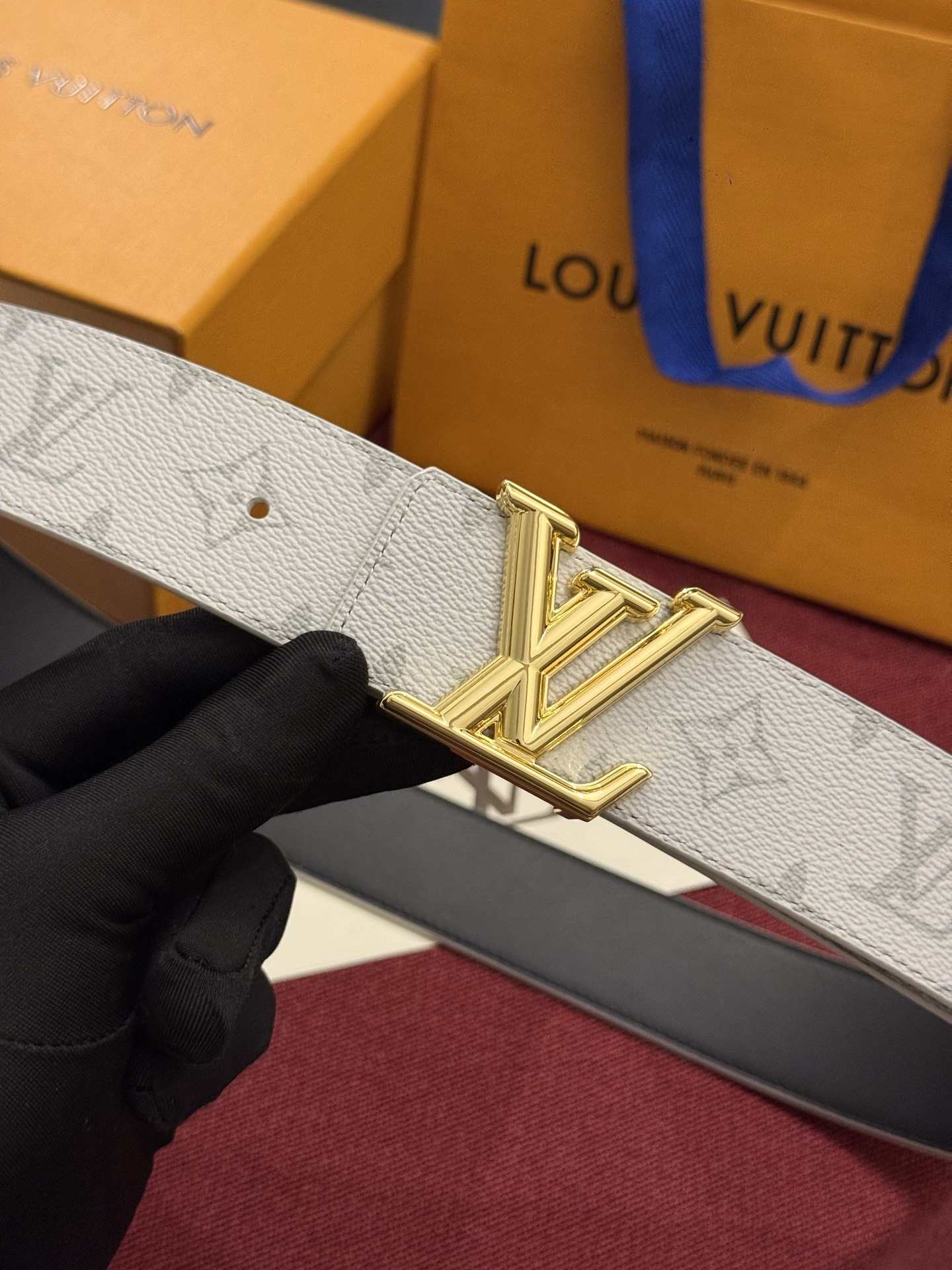 这款时尚前卫的 LV Initiales Damoflage 40mm 可翻转腰带重新注入了经典品牌素的现代气息 