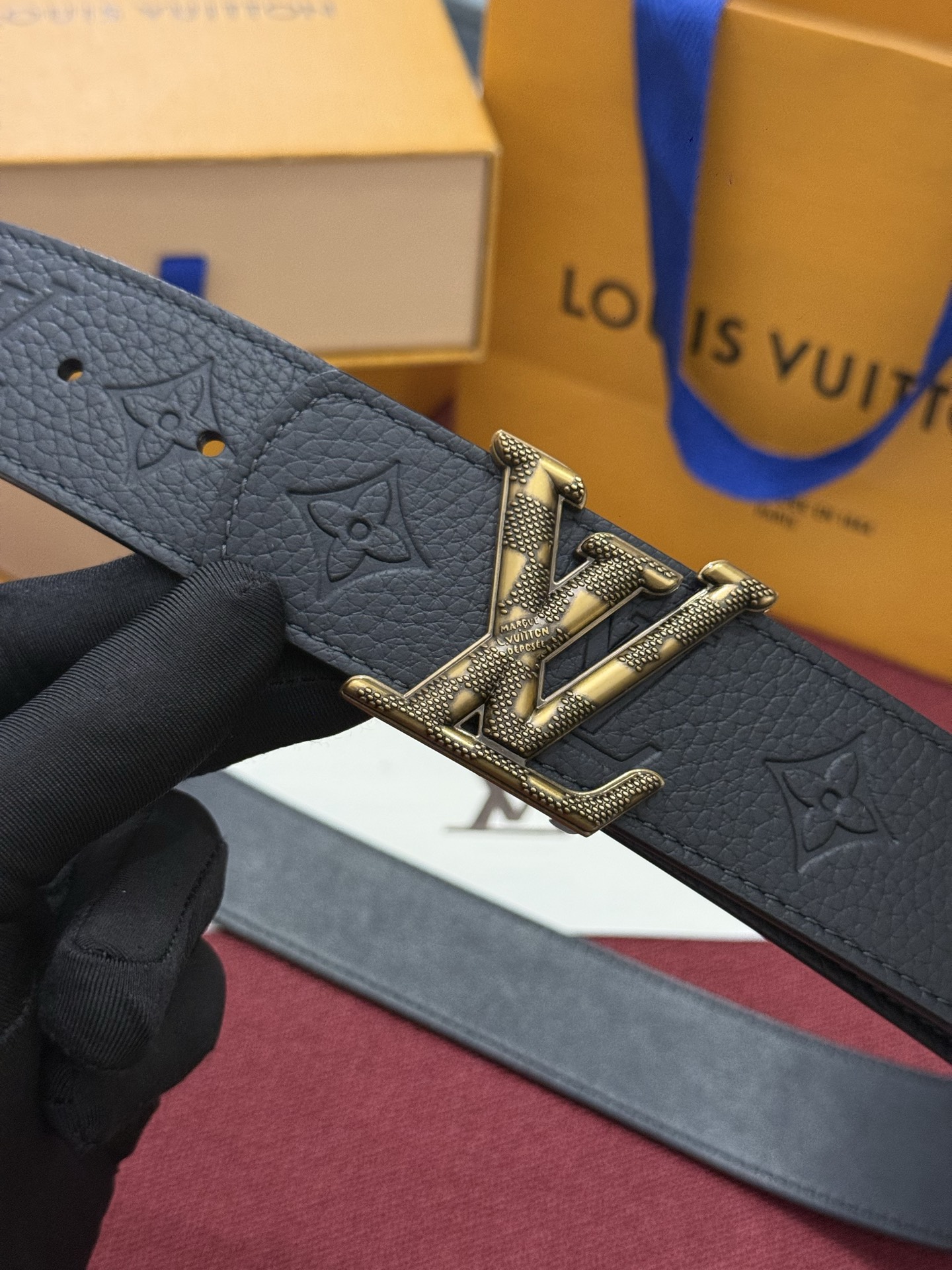 LV Dimension Drift 双面腰带以路易威登的经典素挥洒街头型格 Monogram 图案一面更显前卫锋芒 光滑皮革一面释放儒雅气息 精工雕琢的搭扣别出心裁 