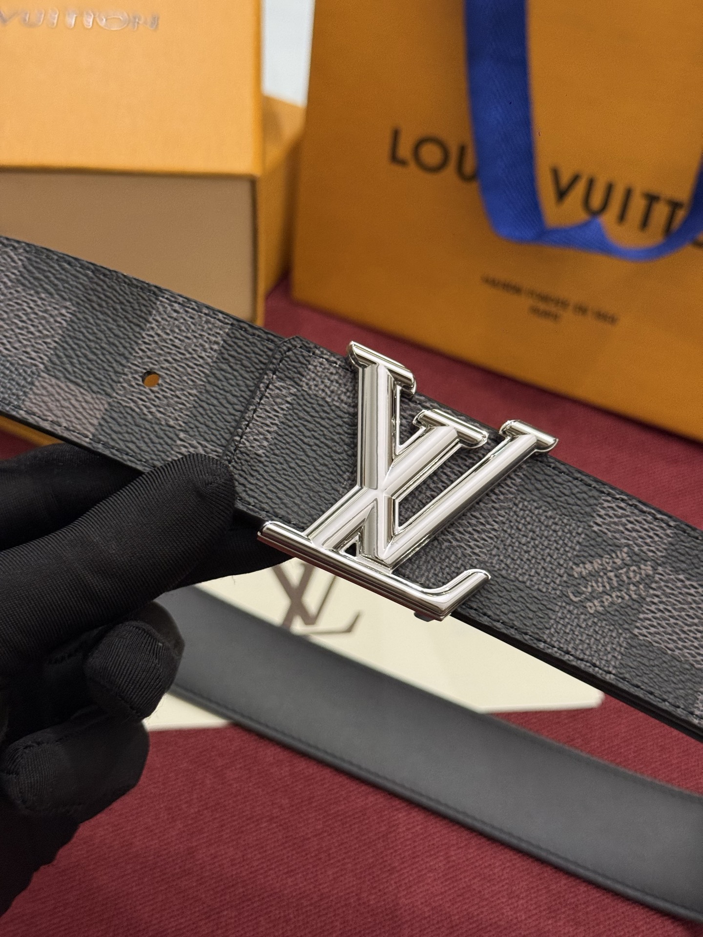 这款时尚前卫的 LV Initiales Damoflage 40mm 可翻转腰带重新注入了经典品牌素的现代气息 