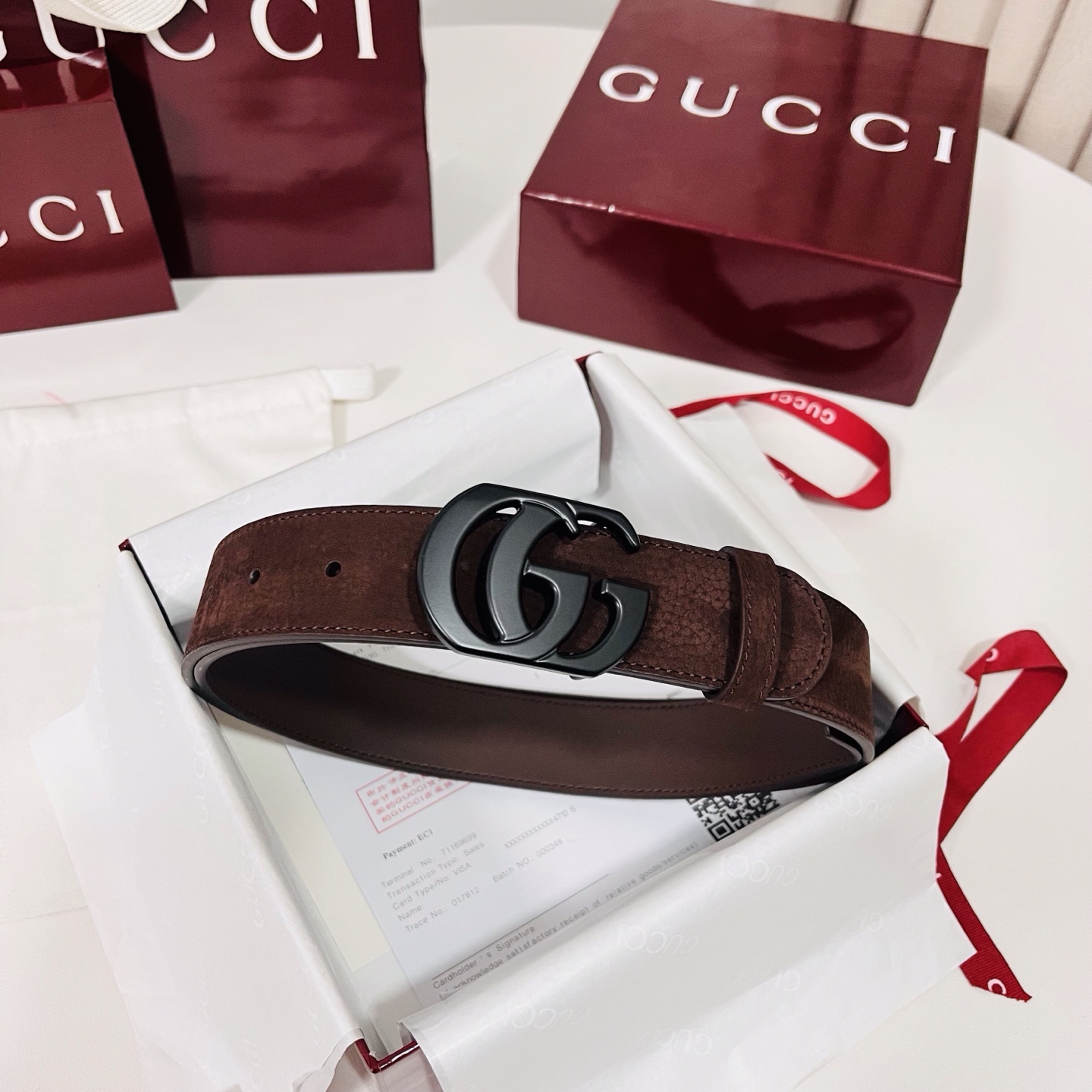 Generation Gucci古驰世代系列深入探索品牌的典藏素 将不同世代的设计融合为统一的美学叙事 男款腰带以简约平整的造型重新演绎品牌标志性图案之一——双G搭扣 