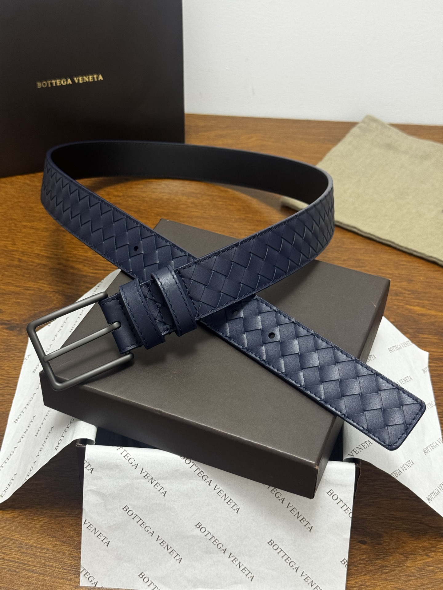 BOTTEGA VENETA 3.5cm 蓝小牛皮皮革手工编织 手工编织新款牛皮经典之作 每个细节都体现出至高的品味和格调 整体造型增添优雅韵味 低调奢华的典范 优雅迷人气息且精致的手工艺制作 