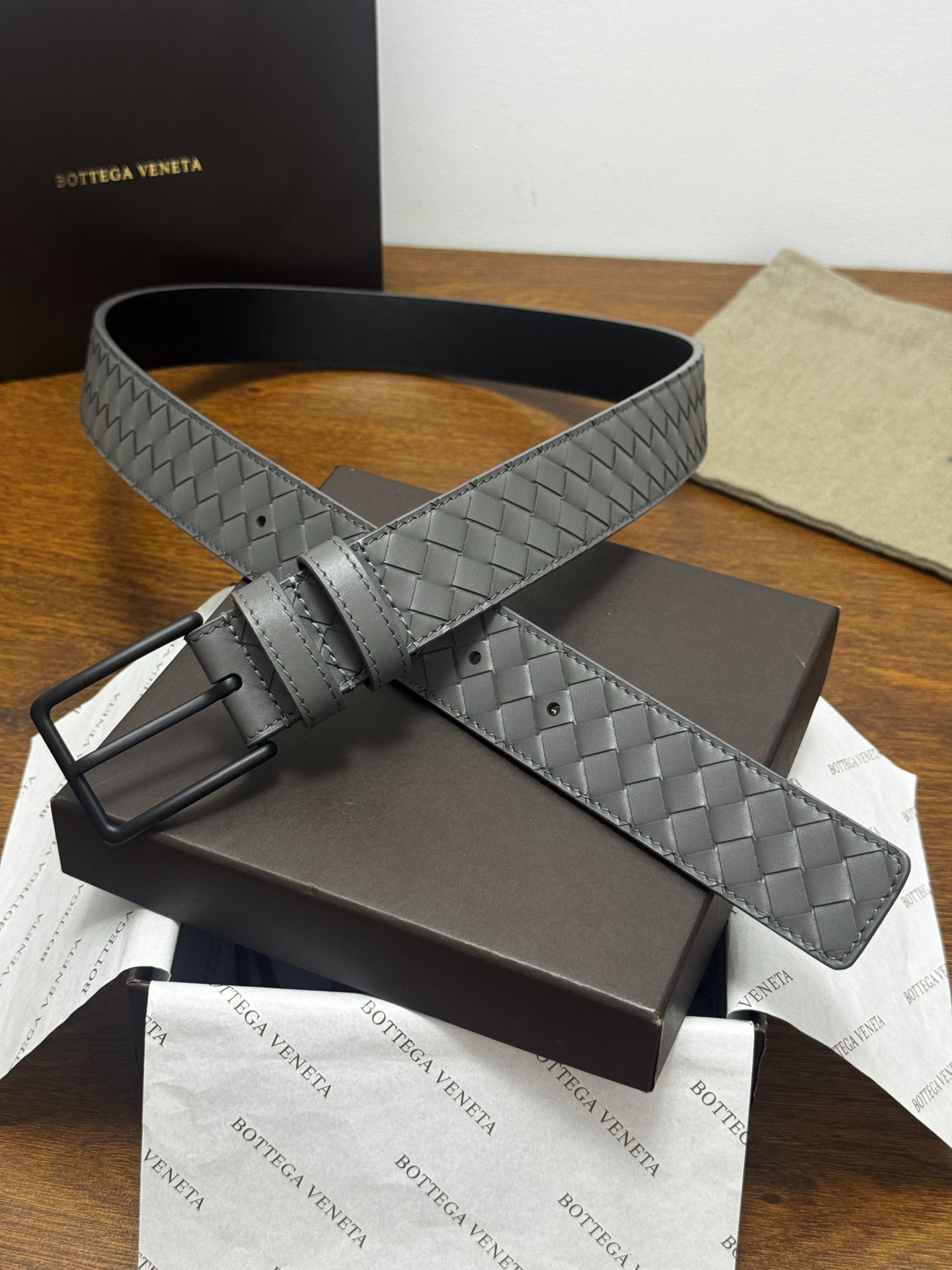 BOTTEGA VENETA 3.5cm 灰小牛皮皮革手工编织 手工编织新款牛皮经典之作 每个细节都体现出至高的品味和格调 整体造型增添优雅韵味 低调奢华的典范 优雅迷人气息且精致的手工艺制作 
