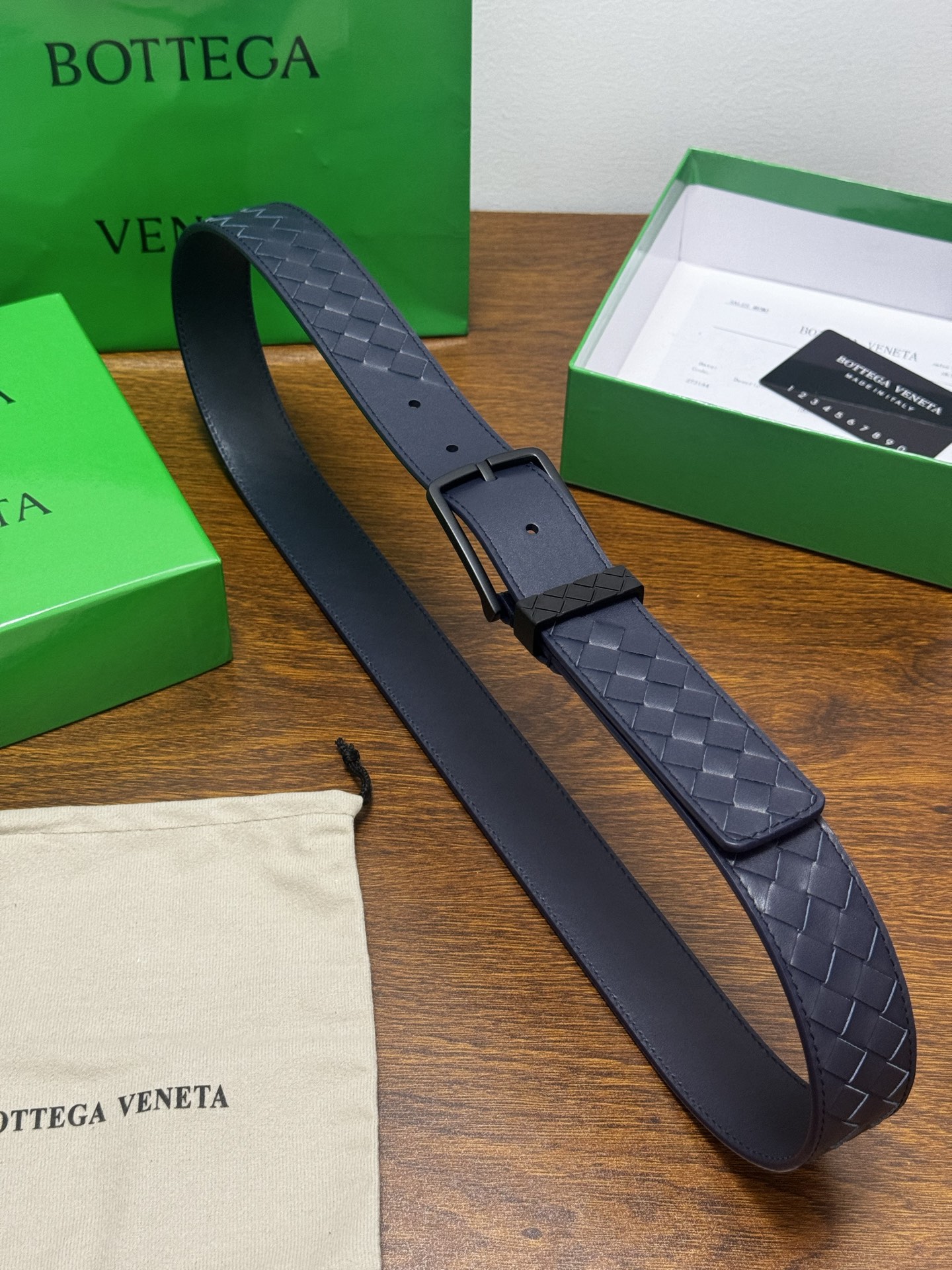 BOTTEGA VENETA 3.5cm 蓝色Intrecciato Piccolo编织牛皮革腰带 手工编织新款牛皮经典之作 金属搭扣和Intreccio编织镌刻圆环 每个细节都体现出至高的品味和格调 整体造型增添优雅韵味 低调奢华的典范 优雅迷人气息且精致的手工艺制作 