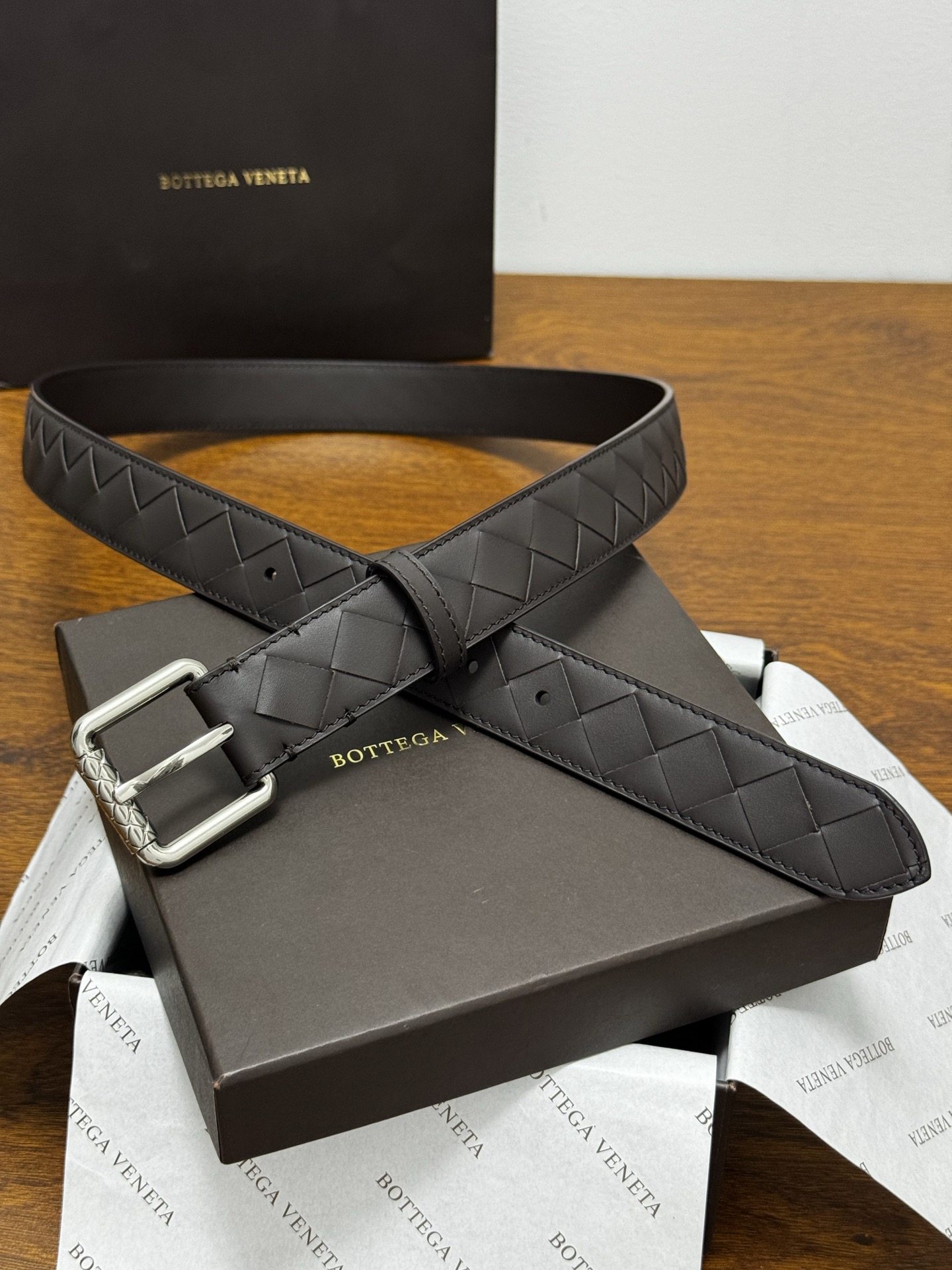 BOTTEGA VENETA 3.0cm 咖啡Intrecciato编织牛皮革腰带 金属搭扣爪扣开合配色饰面 每个细节都体现出至高的品味和格调 整体造型增添优雅韵味 低调奢华的典范 优雅迷人气息且精致的手工艺制作 