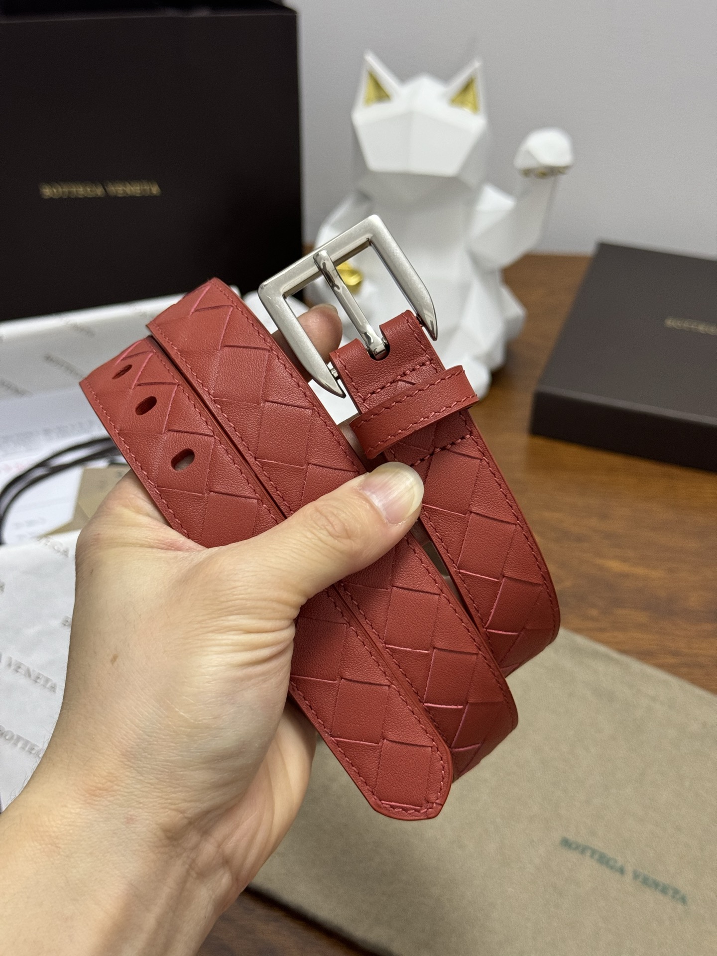 BOTTEGA VENETA 2.5cm 砖红色小牛皮皮革手工编织 手工编织新款牛皮经典之作 每个细节都体现出至高的品味和格调 整体造型增添优雅韵味 低调奢华的典范 优雅迷人气息且精致的手工艺制作 
