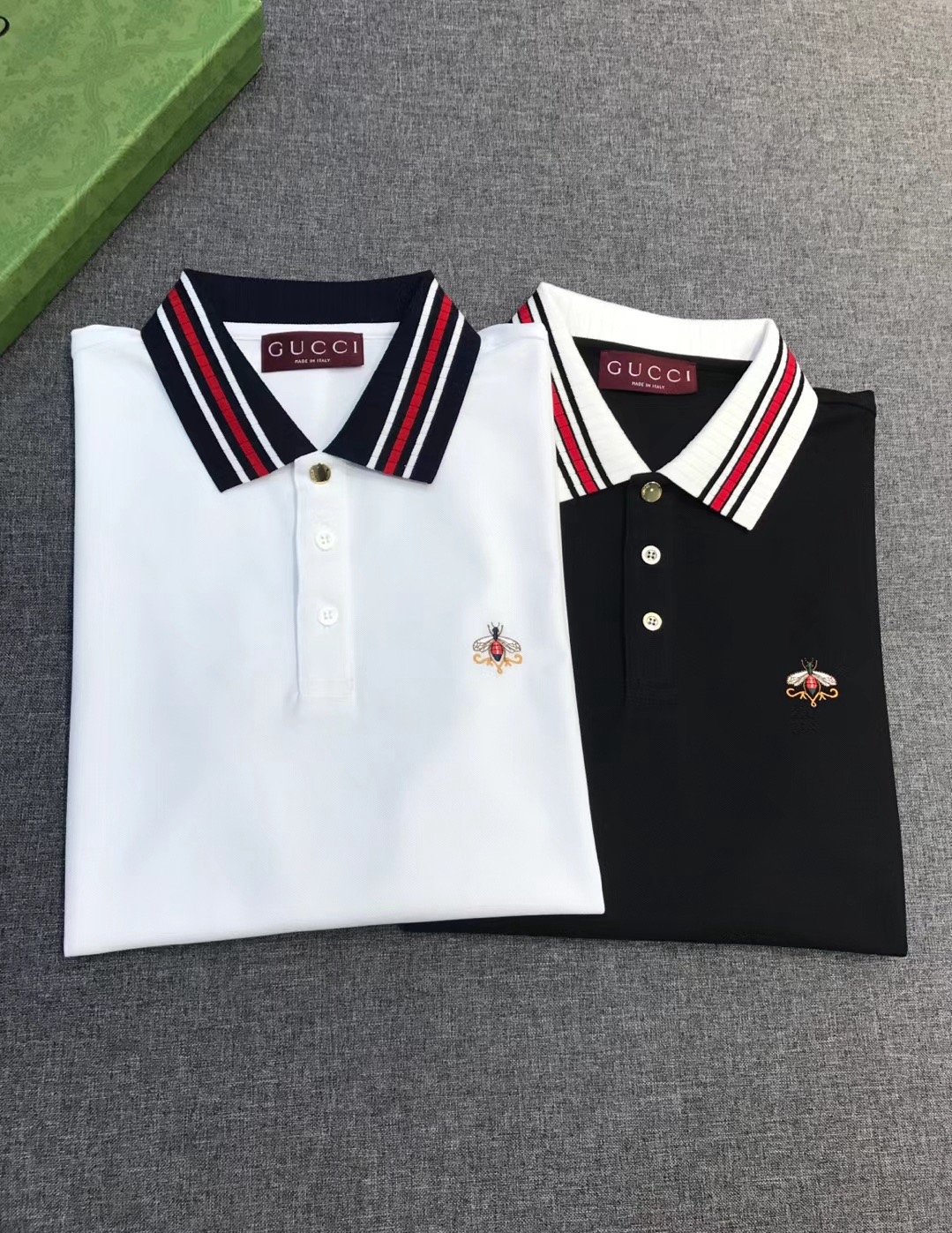 Gu男士商务休闲时装款珠地棉翻领POLO衫 香港洋行渠道货 26年春夏新品 经典明星级单品 广告画册形象大片搭配款 买手店里的人气款 颜值与设计并存的一款POLO衫 此季才华横溢的设计师将经典织带素搬到领部 辨识度非常鲜明 搭载胸前标志性蜜蜂标识 采用重磅刺绣工艺勾勒而成 立体感十足 形象栩栩如生 颇为精致高级且复古 金属制钮扣的加持 更具轻奢感 尺码M-XXXLM码 肩宽44 胸围100 衣长67