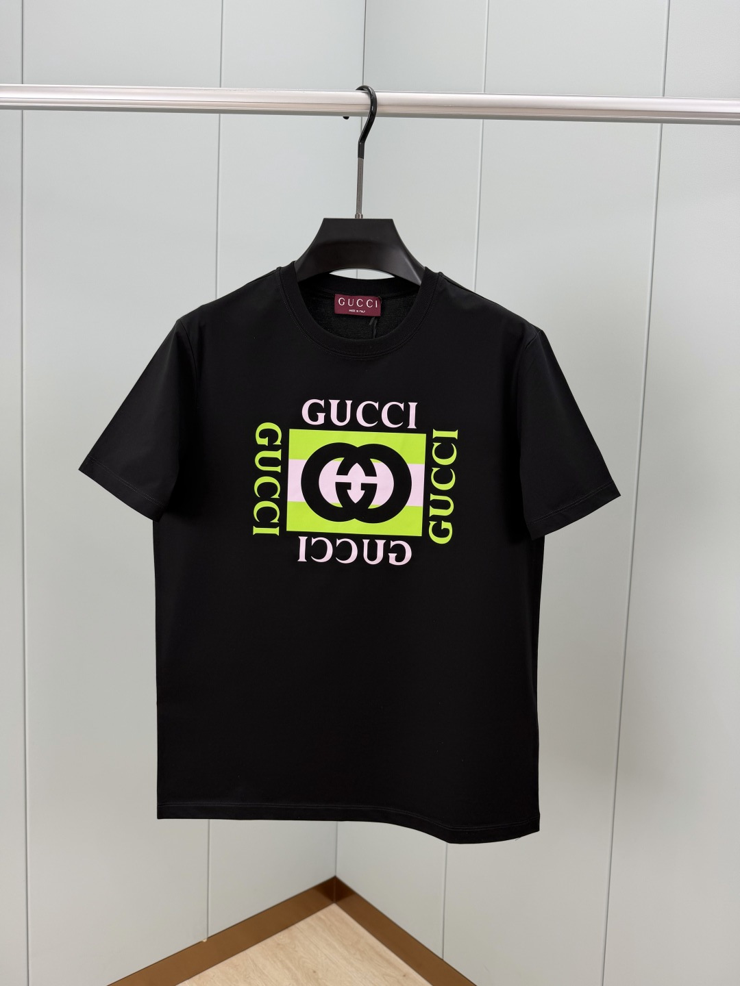 Gucci.古驰 SS26春夏新品互扣式双G条纹印花标识短袖T恤正面缀饰Gucci典藏互扣式双G条纹印花 尽释别样风韵 选用高支数高密度80支双股丝光棉 上身舒适透气 柔软细腻微弹 高品质面料 颜色 黑色 白色尺码 S XXXL 可定制4XL 5XL 奕可定做纯棉面料 