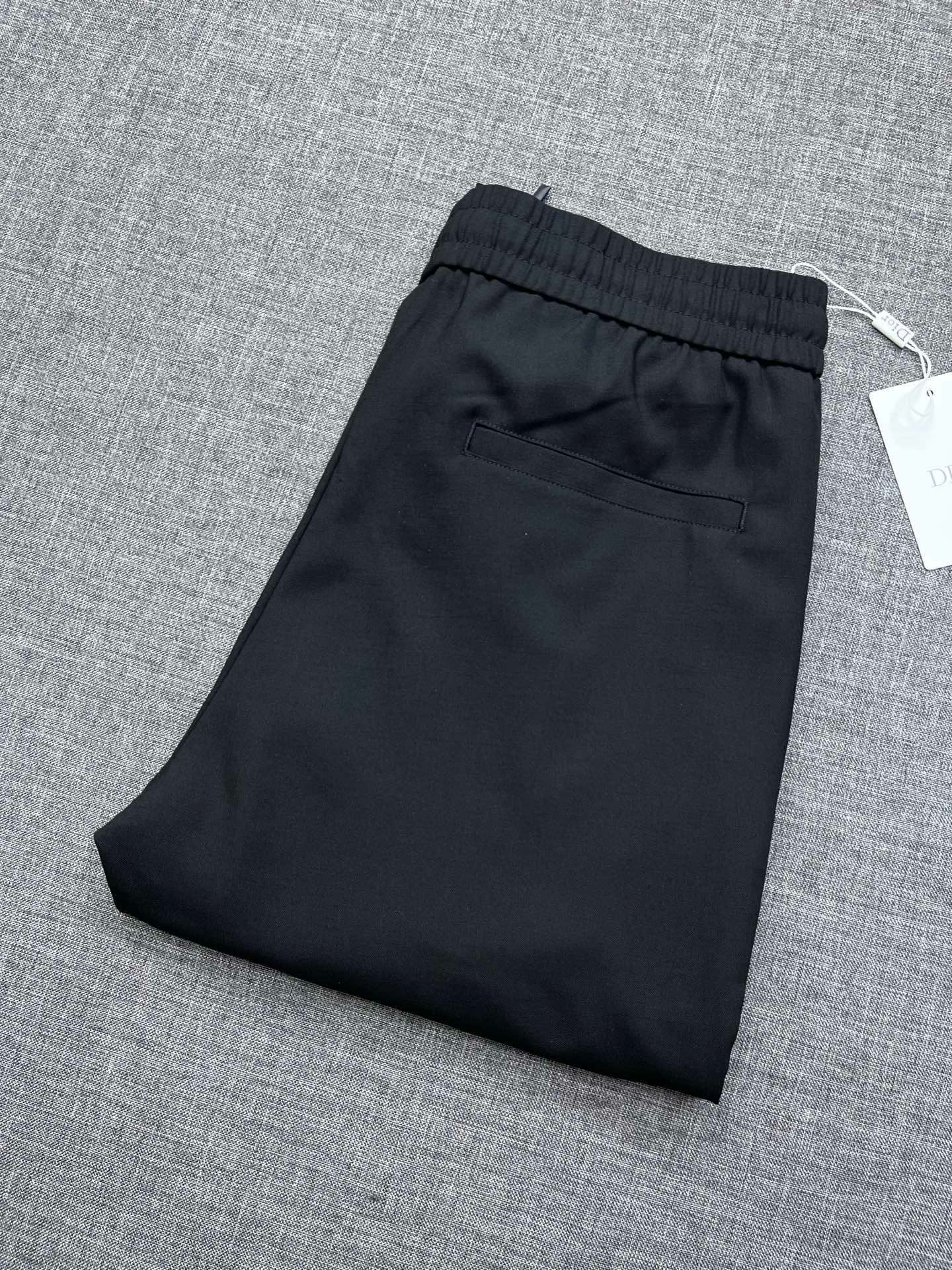 Dior 迪奥男士时装商务休闲裤顶级香港洋行货 夏款Ｇ柜新品 高端精英商务必入的类型 可遇而不可求 白金级品相 可预测性的爆卖单品 以面料和工艺为主导的一款休闲西裤 摒弃了以往的风格与基调 走了极简的路线 非常纯粹且利落干净 经典Narrow Fit版型 配色轻熟内敛稳重 沉稳大气的高级灰 极易凸显质感亦是兼容性广泛的配色 穿搭性方面驾驭层次不受局限 即可商务也可休闲时髦 亦庄亦谐 黑色无需多言 万能百搭的配色 客供埃及长绒棉 面料无弹 触感体验极佳 挺刮度自成 剪裁一流 线条感极致流畅完美 细节无可挑剔 精湛的手工参与制作 有力的标榜了身份 整体品质感极强 男士必入的裤装 尺码 30-38