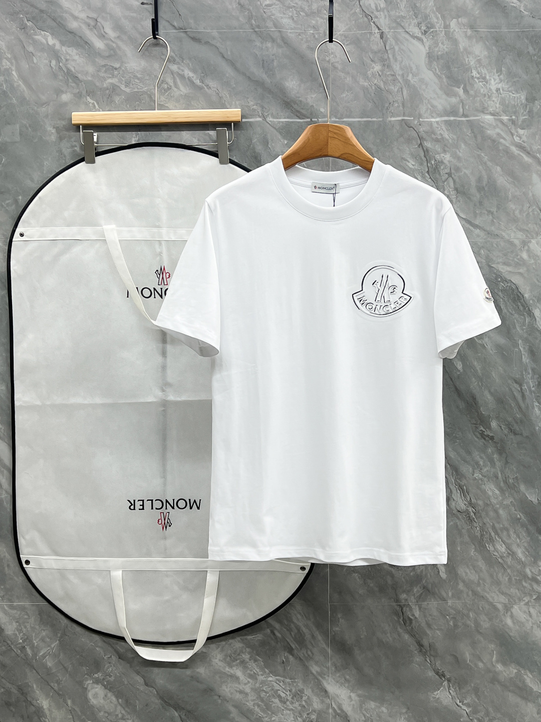MON*CLER 蒙口 2026春夏最新款男女同款休闲圆领短袖T恤 经典刺绣logo.既不单调也不复杂 好处的展现品味 舒适吸汗透气根本不在话下  面料独具的高奢感呈现简约优雅气质颜色 黑色 白色 尺码 S M L XL XXL