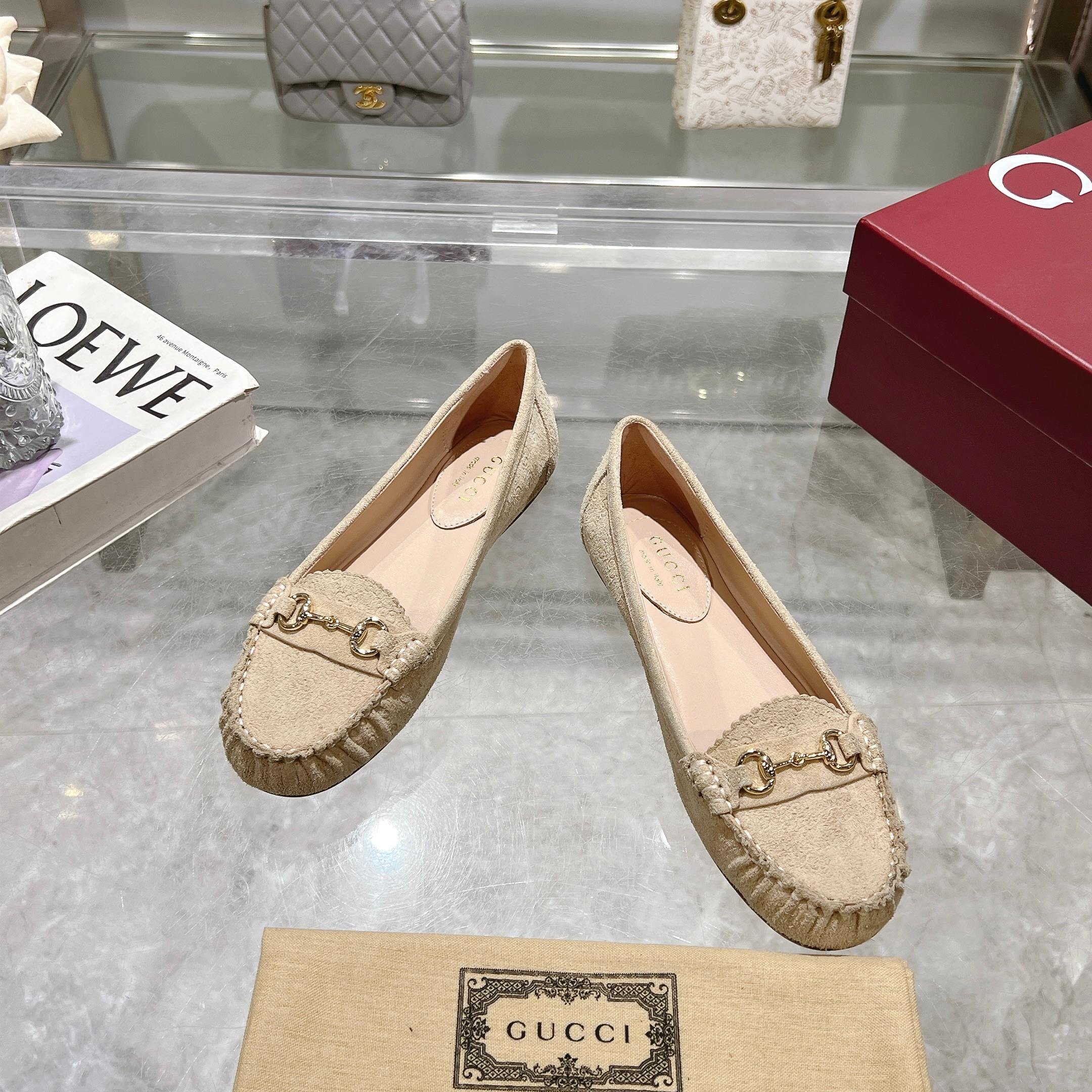 3657-3 卡其 35-42 衣橱必备单品优雅焕新 这款设计以优质迷你GG绒面材质匠心打造 巧妙融合品牌经典传承与现代精致魅力 经典马衔扣细节以闪亮的浅金色调配件匠心呈现 为时尚百搭的廓形增添典雅格调 卞其迷你GG绒面材质女士浅金色调配件皮革衬里马衔扣皮革鞋底平底