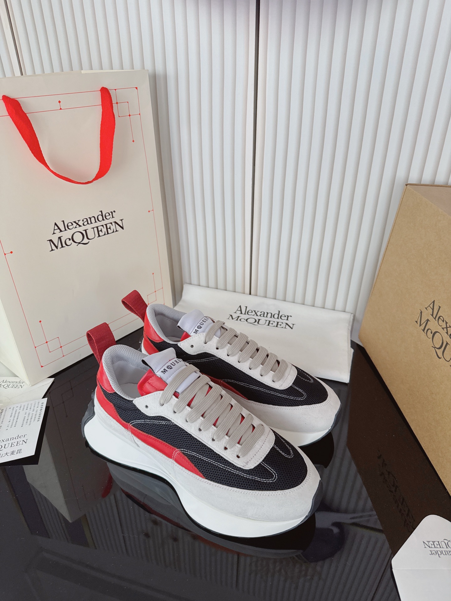 Alexander McQUEEN顶级版 阿甘布面料 哑对光版丝牛绸皮  材料全是意大进利口 logo 都是压印logo 凹凸感高级定制版内里 进口A级水羊染皮  价格牛和皮同里等 比皮牛上脚舒还适 垫脚 牛垫皮脚 垫脚超晰清高温空压logo大底 原版私橡模胶TPU全光哑大底 男款女款具磨楦型都一不样  鸡眼 全鸡钢眼 垫片是也全钢  不变不形掉色 pk市场 铁制鸡造眼 厚设底计 约4.5cm Size 女34-39男38-46 女34  40  41 男38 45 46 不退换 