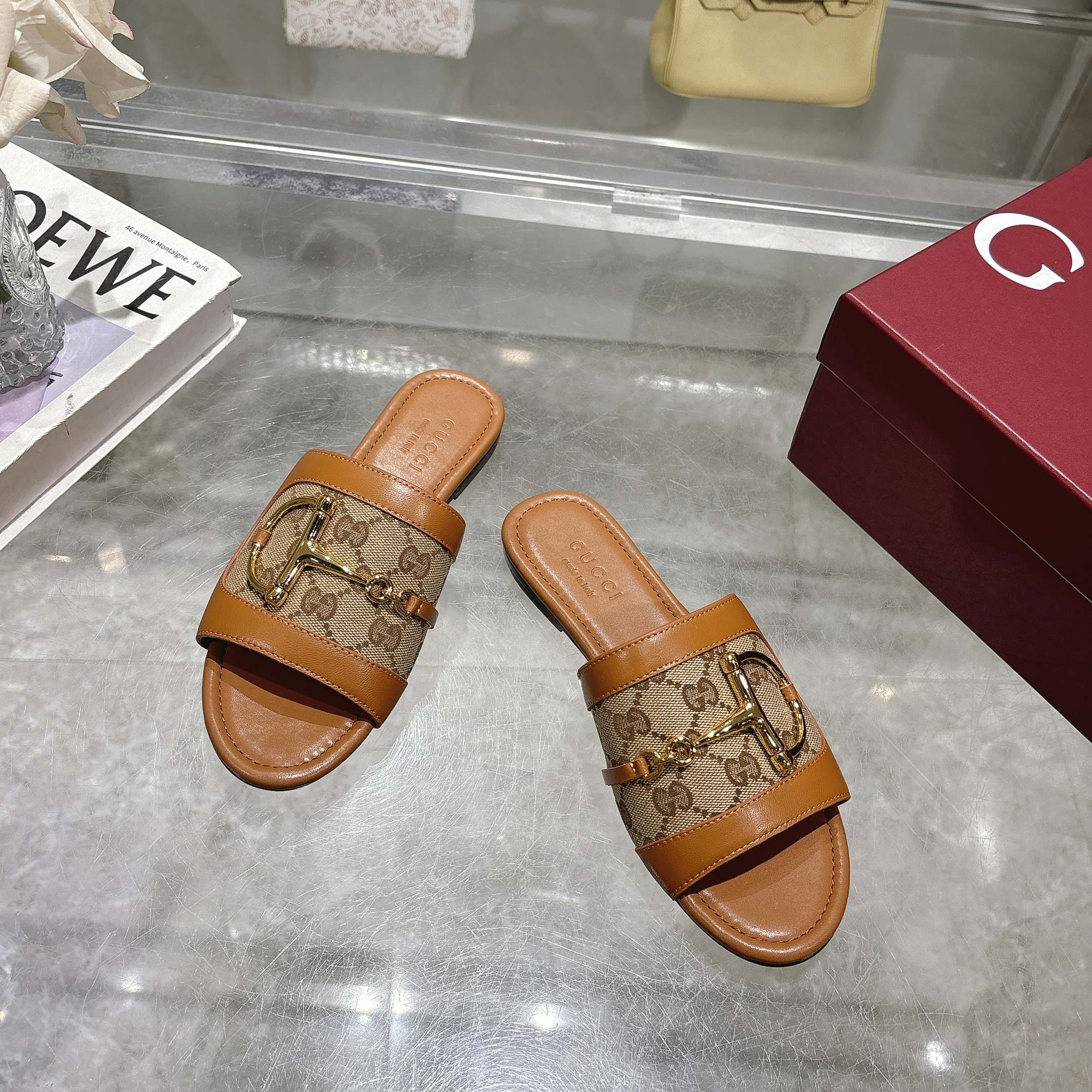 8023-1 棕G 35-43 这款女士凉拖搭配饰经典马衔扣细节金色调配件 尽显别样魅力 采用精致皮革打造 设计融合传统灵感与现代百搭风格 优雅点缀暖季造型 浅棕色皮革女士金色调配件经典GG帆布滚边马衔扣皮革鞋底平底